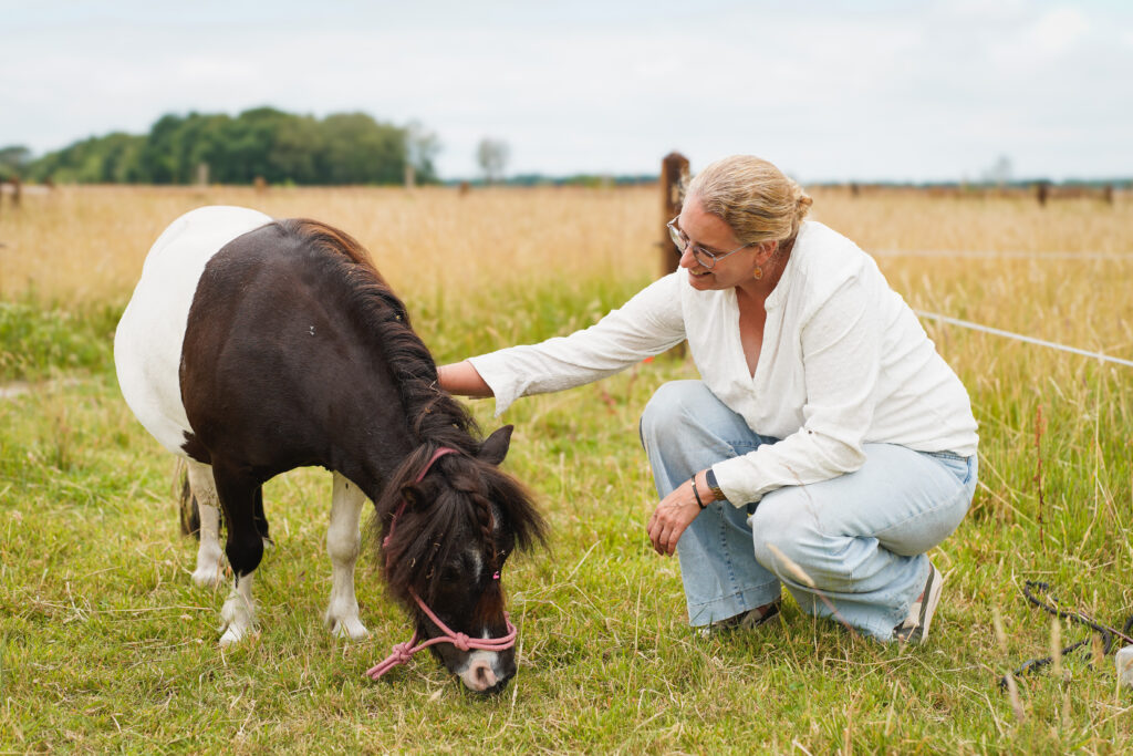Paardencoach in Drenthe tijdens een coachsessie met een Shetlander in de natuur.